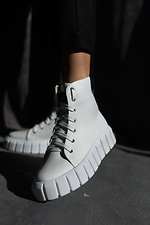 Утепленные белые демисезонные ботинки на платформе со шнурками 8018873 фото №5