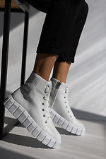 Утепленные белые демисезонные ботинки на платформе со шнурками 8018873 фото №8
