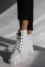 Утепленные белые демисезонные ботинки на платформе со шнурками 8018873 фото №9