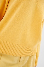 Sweter oversize z żółtym dekoltem w szpic z domieszką wełny  4037891 zdjęcie №4