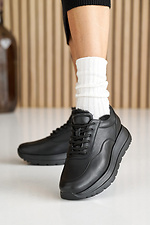 Schwarze Damen-Wintersneaker aus Leder mit Fell 8019908 Foto №2