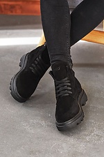 Демисезонные замшевые ботинки черного цвета на платформе 8018997 фото №1