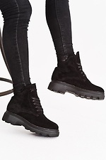 Демисезонные замшевые ботинки черного цвета на платформе 8018997 фото №3