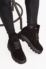 Демисезонные замшевые ботинки черного цвета на платформе 8018997 фото №4