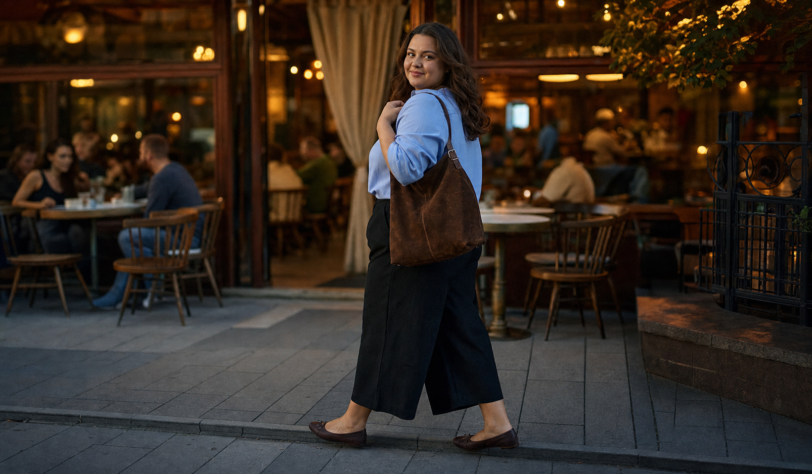 Blue DOLL blouse with black LOOK culottes and a chocolate bag for an urban plus-size look